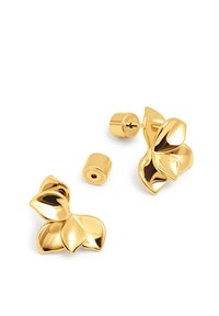 Boucles d'oreilles en or en forme de fleur avec des pétales lisses et polis et un support cylindrique. Le design présente une finition métallique réfléchissante.