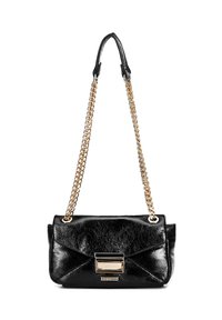 Sac à main en cuir noir avec un design matelassé, une bandoulière en chaîne dorée et des accents en métal. Présente un fermé à rabat et un détail de logo.