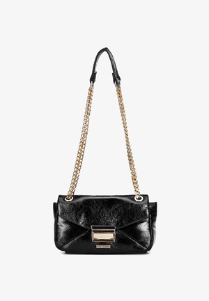 Schwarze Lederhandtasche mit gestepptem Design, goldener Kettenriemen und metallischen Hardware-Akzenten. Verfügt über einen Klappenverschluss und ein Logo-Detail.