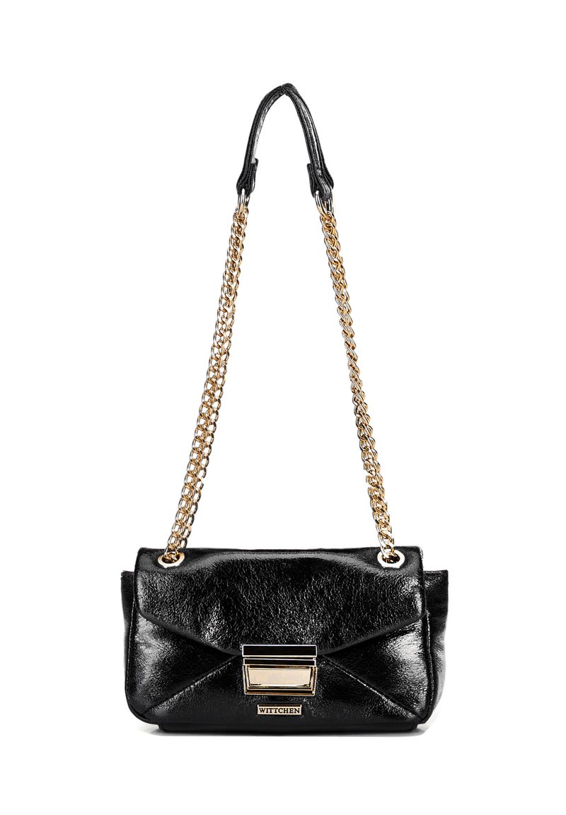 Sac à main en cuir noir avec un design matelassé, une bandoulière en chaîne dorée et des accents en métal. Présente un fermé à rabat et un détail de logo.