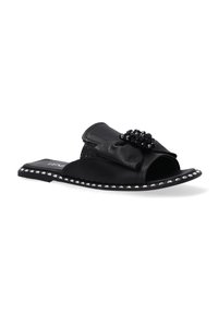 Zwarte slipper sandalen gemaakt van leer met een getextureerde strik en kralenaccent. Platte zool met een rand van kralen langs de rand. Open teen ontwerp.