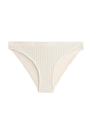 Biele plavkové nohavičky s textúrovaným mriežkovým vzorom, hladkým vnútorným lemom a vlnitými okrajmi. Jednoduchý a priliehavý strih.