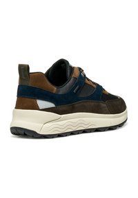 Zapatillas de hombre con una combinación de ante marrón oscuro, acentos en azul marino y un superior texturizado en negro, que cuentan con una entresuela blanca acolchada y una suela exterior negra.