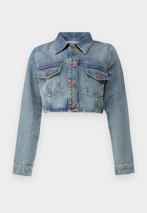 Lichtblauwe cropped denimjack, voorzien van een gestructureerde kraag, lange mouwen en twee voorzakken met knoopsluitingen.
