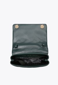 Borsa in pelle verde con accessori dorati, chiusura a patta superiore. L'interno presenta una fodera nera a righe e due scomparti interni per un'organizzazione ottimale.