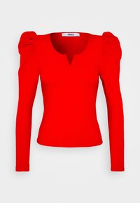 Maglietta rossa a maniche lunghe con spalle a sbuffo, caratterizzata da un scollo rotondo e un'apertura a occhiello nella parte frontale. Tessuto liscio e design aderente.