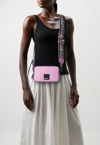 Karl Lagerfeld Jeans LOGO PATCH CAMERA - Torba preko tijela - moonlite mauve