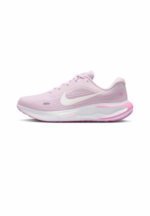 Hellrosa Nike Laufschuh mit weißem Swoosh-Logo und dick gedämpfter weißer und rosa Sohle, von der Seite vor weißem Hintergrund gezeigt.