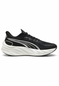 Chaussure de course noire avec un dessus en mesh texturé, une semelle intermédiaire blanche lisse et une semelle extérieure en caoutchouc noir. Elle présente des bandes et des lacets argentés en accent.