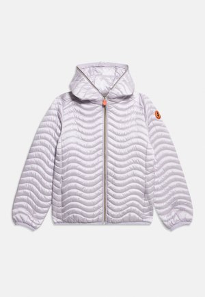 Ανοιχτό γκρι μπουφάν με κυματοειδές ραφές, φερμουάρ μπροστά, ελαστικά μανσέτες, κουκούλα και μικρό πορτοκαλί κυκλικό λογότυπο στο αριστερό μανίκι.