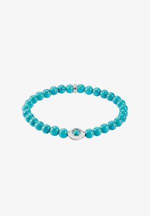 Türkisfarbener Perlen-Stretch-Armband mit silbernem augenförmigen Anhänger, der einen türkisfarbenen Stein in der Mitte und eine kleine silberne Zwischenperle aufweist.