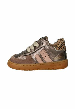 Bruine kindersneaker met roze strepen, beige veters, luipaardprint kraag en geïntegreerde rubberen zool met merknaam "SHOESME."