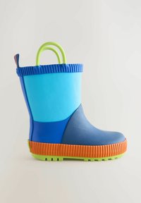 Bunte Gummistiefel mit abgerundeter Spitze, blauen, hellblauen und orangenen Abschnitten, grünem strukturiertem Boden und einem zweifarbigen grünen Griff.