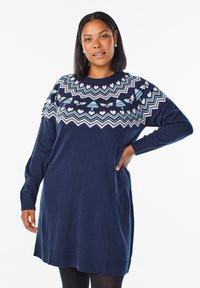 Marineblå strikket sweaterkjole med mønstret yoke, der har hjerter og træer i lyseblå og pink. Lange ærmer og ribbede manchetter.