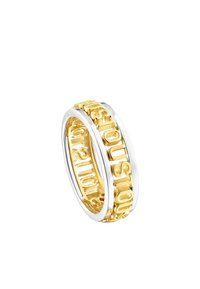 Anello in oro e argento con un design intrecciato, caratterizzato da un lettering audace sulla fascia d'oro e una superficie esterna liscia in argento.