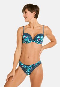 Bikini à motif floral en bleu marine avec des accents turquoise et rose. Le soutien-gorge présente des bonnets rembourrés et une bordure en dentelle ; le bas assorti possède un design similaire.