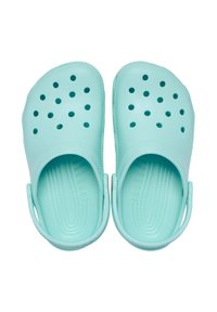 Zuecos de goma azul claro con orificios de ventilación, de forma circular, suelas planas y correas para el talón ajustables para un ajuste seguro y comodidad.