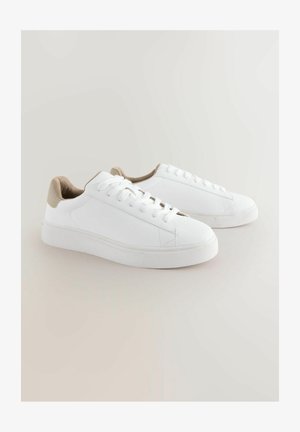 Weiße Sneakers aus strukturiertem Material, runde Zehenpartie, flache Gummisohle und beiger Akzent an der Ferse. Schnürdesign mit sechs Ösen.