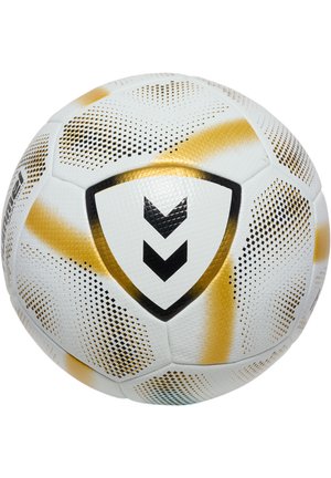 Hvid fodbold med guld- og sort accenter; har en tekstureret overflade, hexagonale paneler og et fremtrædende logo i midten.
