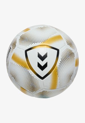 Hvid fodbold med guld- og sort accenter; har en tekstureret overflade, hexagonale paneler og et fremtrædende logo i midten.