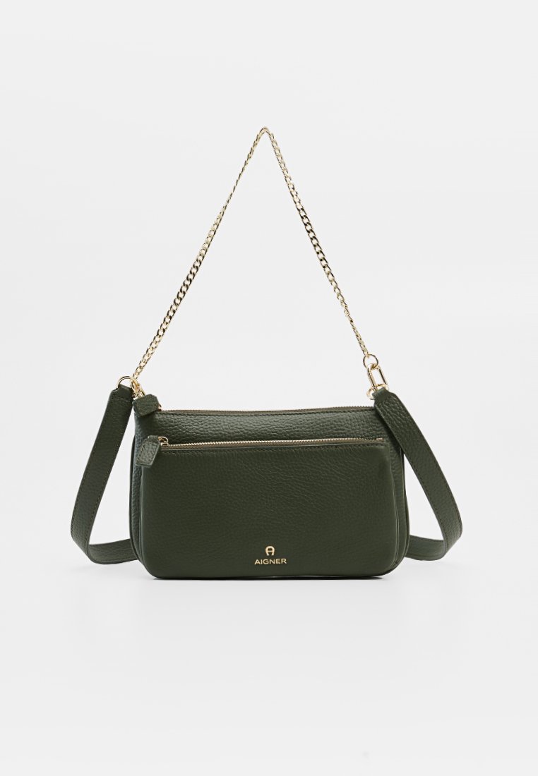 Grüne Leder-Crossbody-Tasche mit strukturiertem Finish, goldfarbener Kette und Tragegurt, Reißverschluss oben und Vordertasche. Aigner-Logo angezeigt.