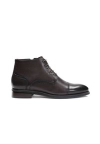 Botas de cuero marrón hasta el tobillo con diseño de cordones, puntera redondeada y acentos de costura. Presentan un tacón bajo apilado y una textura suave.