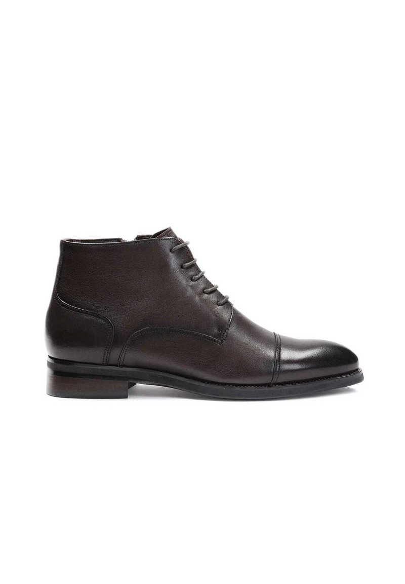 Botas de cuero marrón hasta el tobillo con diseño de cordones, puntera redondeada y acentos de costura. Presentan un tacón bajo apilado y una textura suave.