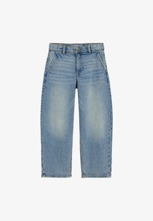 Svijetlo plave traperice opuštenog kroja s pet džepova, izblijedjele teksture, vidljivim šavovima i zatvaranjem na gumb.