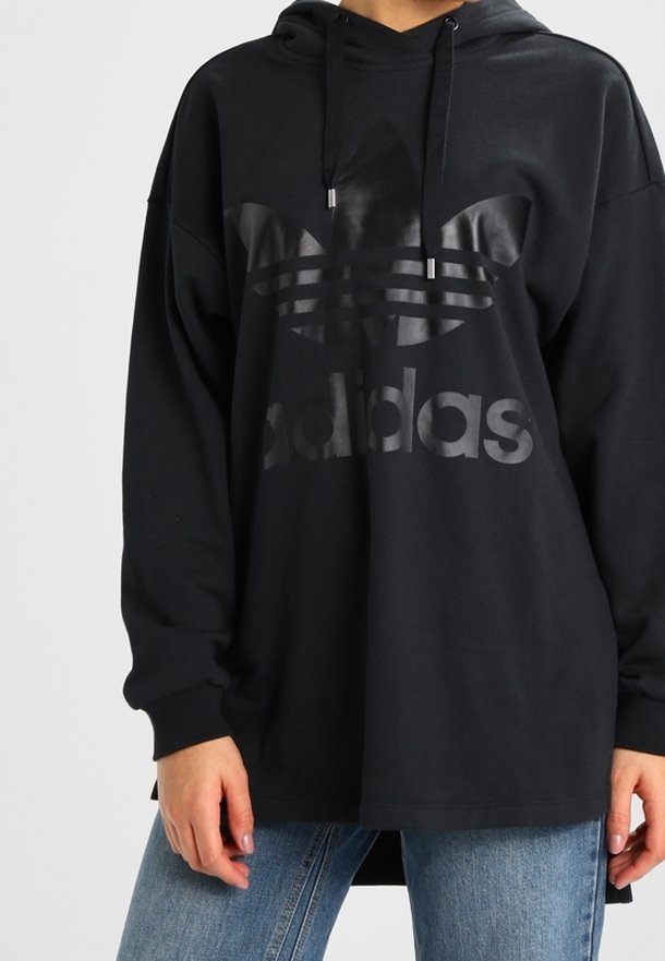 Svart hoodie i bomull med långa ärmar, med en strukturerad Adidas-logotyp och en förlängd design med en kenguruficka.