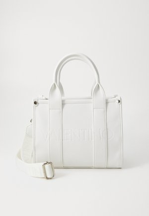 Sac à main en cuir blanc avec logo embossé, forme structurée, doubles poignées supérieures, bandoulière amovible et surface texturée.