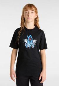Camiseta de algodón negra con un diseño gráfico azul y rojo de una figura con capucha y manos blancas, de manga corta y cuello redondo.