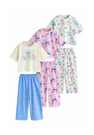 Drei Sets Kinderpyjamas mit kurzärmeligen Oberteilen und Hosen, mit verspielten Drucken von Herzen, Hasengesichtern und Obstmarkt-Themen.