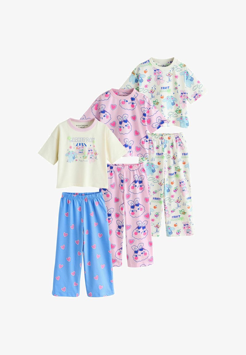 Trois ensembles de pyjamas pour enfants avec des hauts à manches courtes et des pantalons, avec des imprimés ludiques de cœurs, de visages de lapins et de thèmes de marché aux fruits.