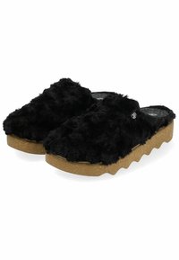 Zoccoli neri fluffosi con una tomaia strutturata, dotati di una suola piatta simile al sughero e un bordo ondulato, che offrono un design informale e confortevole.
