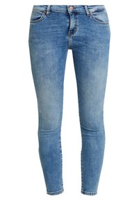 Vaqueros ajustados de color azul claro hechos de mezclilla que cuentan con una cintura de altura media, diseño de cinco bolsillos y un sutil efecto desgastado a lo largo de las piernas.