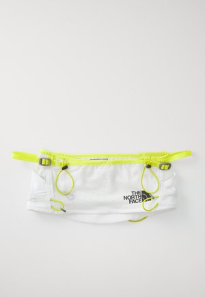 Cinturón blanco con correas amarillas ajustables, que cuenta con dos bucles elásticos y un logotipo. Fabricado con material ligero y duradero.