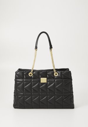 Bolsa acolchoada preta com um padrão geométrico, com correntes de ouro e alças de couro, e um detalhe retangular dourado na frente.