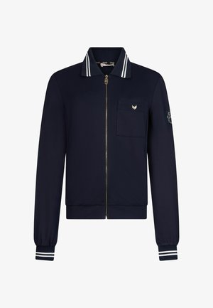 Jachetă bleumarin cu fermoar, guler și manșete cu dungi, buzunar pe piept cu emblemă mică și patch brodat pe mâneca stângă.