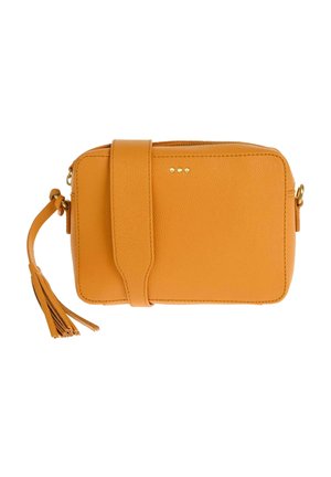 Sac à bandoulière en cuir jaune avec une finition texturée, des accents en métal, une fermeture éclair et un détail en frange sur le côté.