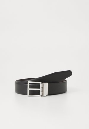 Ceinture en cuir noir avec une finition lisse, dotée d'une boucle en métal argenté. Le design inclut une boucle rectangulaire avec un système de fermeture à langue.