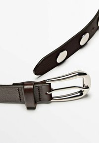 Bruine leren riem met een gepolijste zilveren dubbele gesp. Voorzien van drukknopen langs de riem voor verstelbare maat.