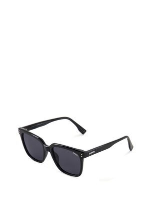 Czarne prostokątne okulary przeciwsłoneczne z ciemnymi soczewkami i logo "SINNER" na zausznikach, pokazane pod lekkim kątem na białym tle.