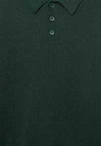 Tmavo zelené polo tričko vyrobené z hladkej pletenej látky. Obsahuje klasický golier a tri gombíky v oblasti krku.