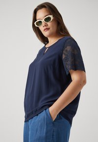 Vero Moda Curve VMCRUSK V NECK  - Camiseta estampada - navy