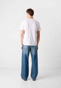 Calvin Klein Jeans REDBOX GRAPHIC TEE - Marškinėliai su spaudiniu - brilliant white