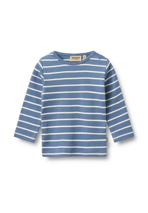 Blaues Langarm-Kinderhemd mit weißen horizontalen Streifen und zwei Knöpfen nahe dem Halsausschnitt auf weißem Hintergrund.