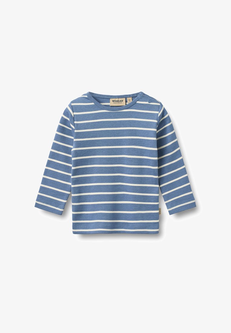 Blå langærmet trøje til småbørn med hvide vandrette striber og to knapper nær halsudskæringen på hvid baggrund.
