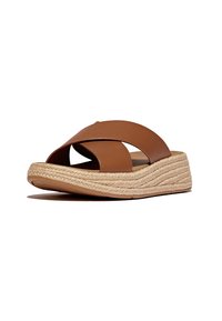Bruine sandalen met kruisbanden en een geweven jute platformzool, met een gladde afwerking en een rond toel ontwerp.