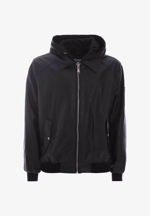 Giacca nera con cerniera e cappuccio, tasche frontali, polsini e fascia in vita a coste, mostrata su sfondo bianco.