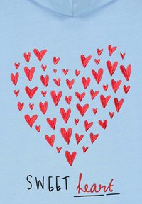 Svijetloplava dukserica s dizajnom srca sastavljenog od više crvenih srca različitih veličina, s natpisima "SWEET" i "heart" ispod.